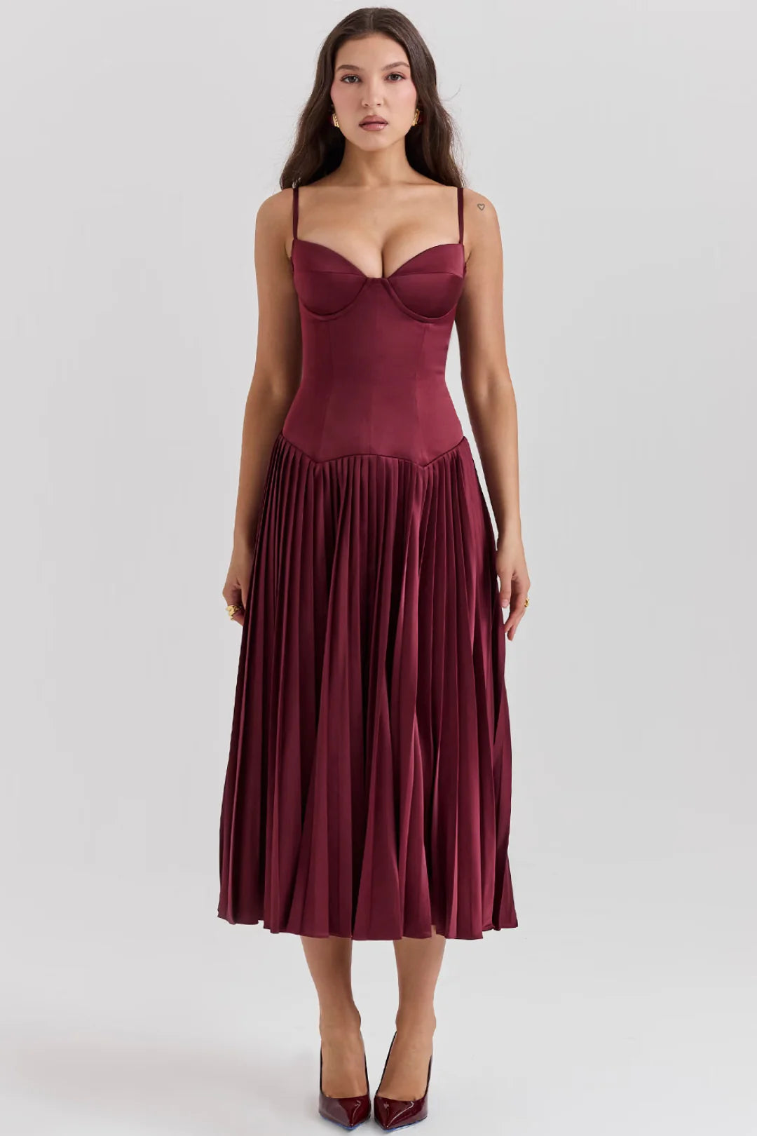 Vestido Midi Plissado Vinho Modelo Gallatare