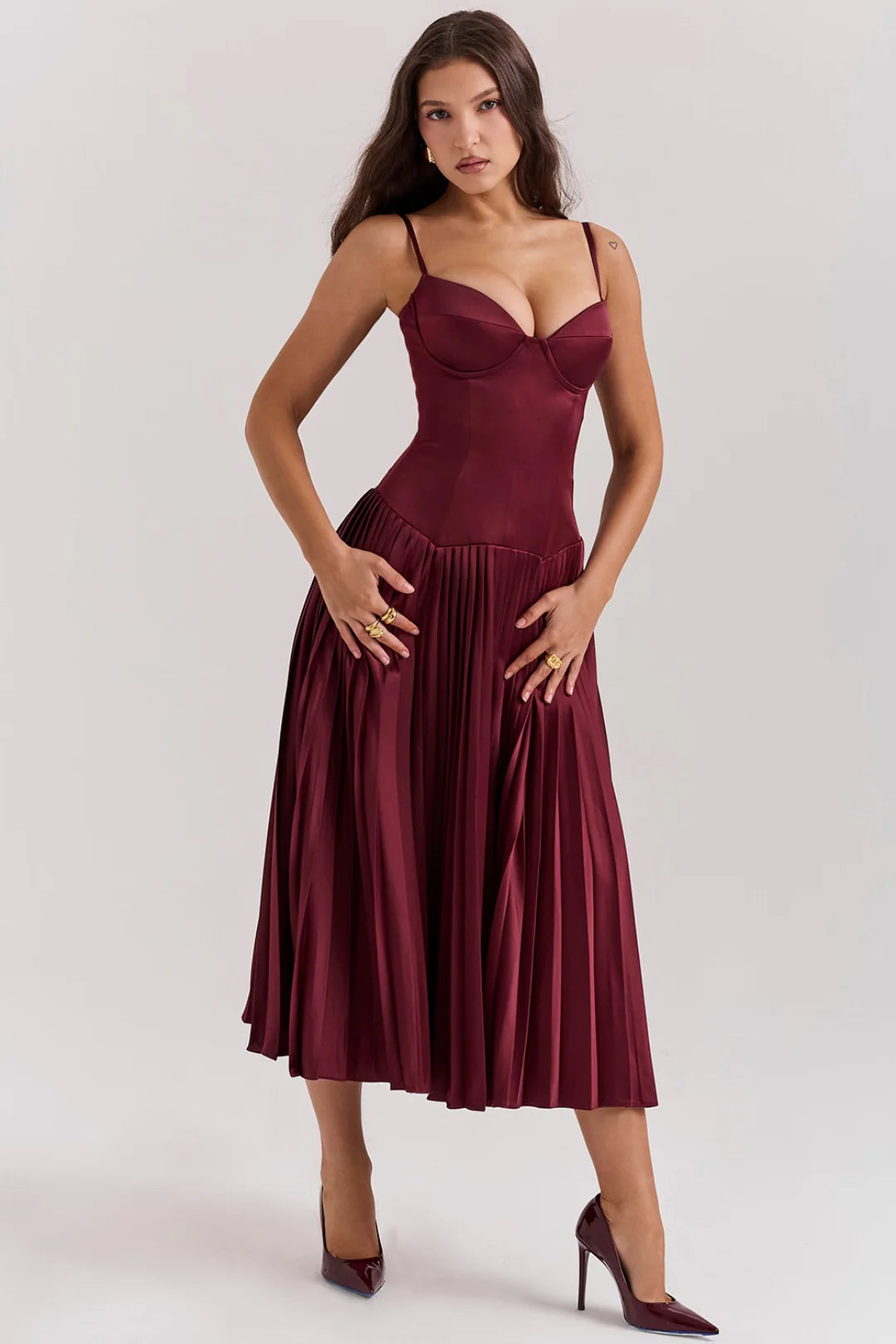 Vestido Midi Plissado Vinho Modelo Gallatare