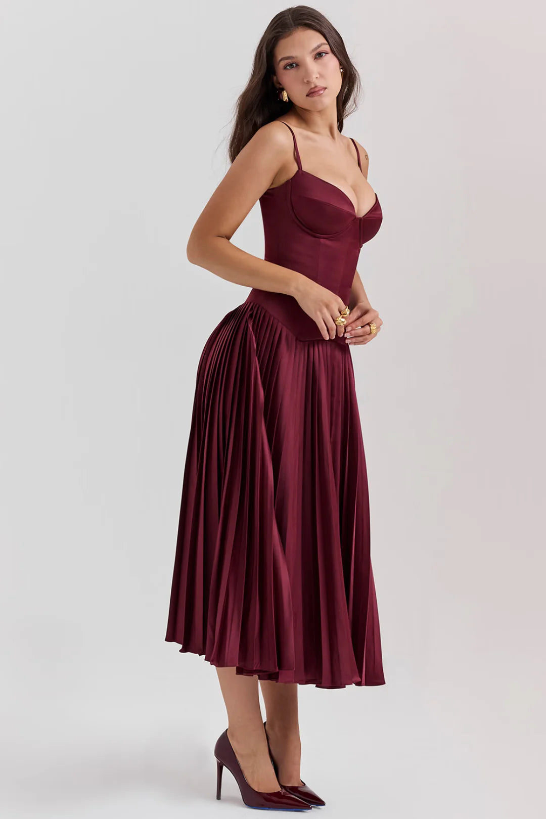 Vestido Midi Plissado Vinho Modelo Gallatare